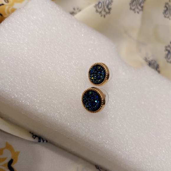 Sparkling Elegant Blue Crystal Gem Studs in Handmade Jewelry Box - Picture 4 of 8